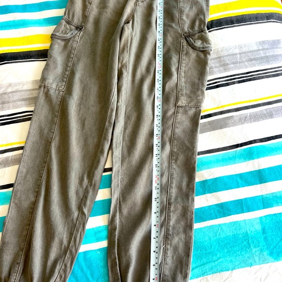 American Eagle kaki cargo pants Size 2 long - Picture 5 of 5